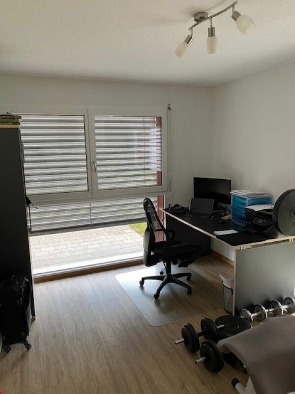 Homeoffice mit großem Fenster und Trainingsbereich