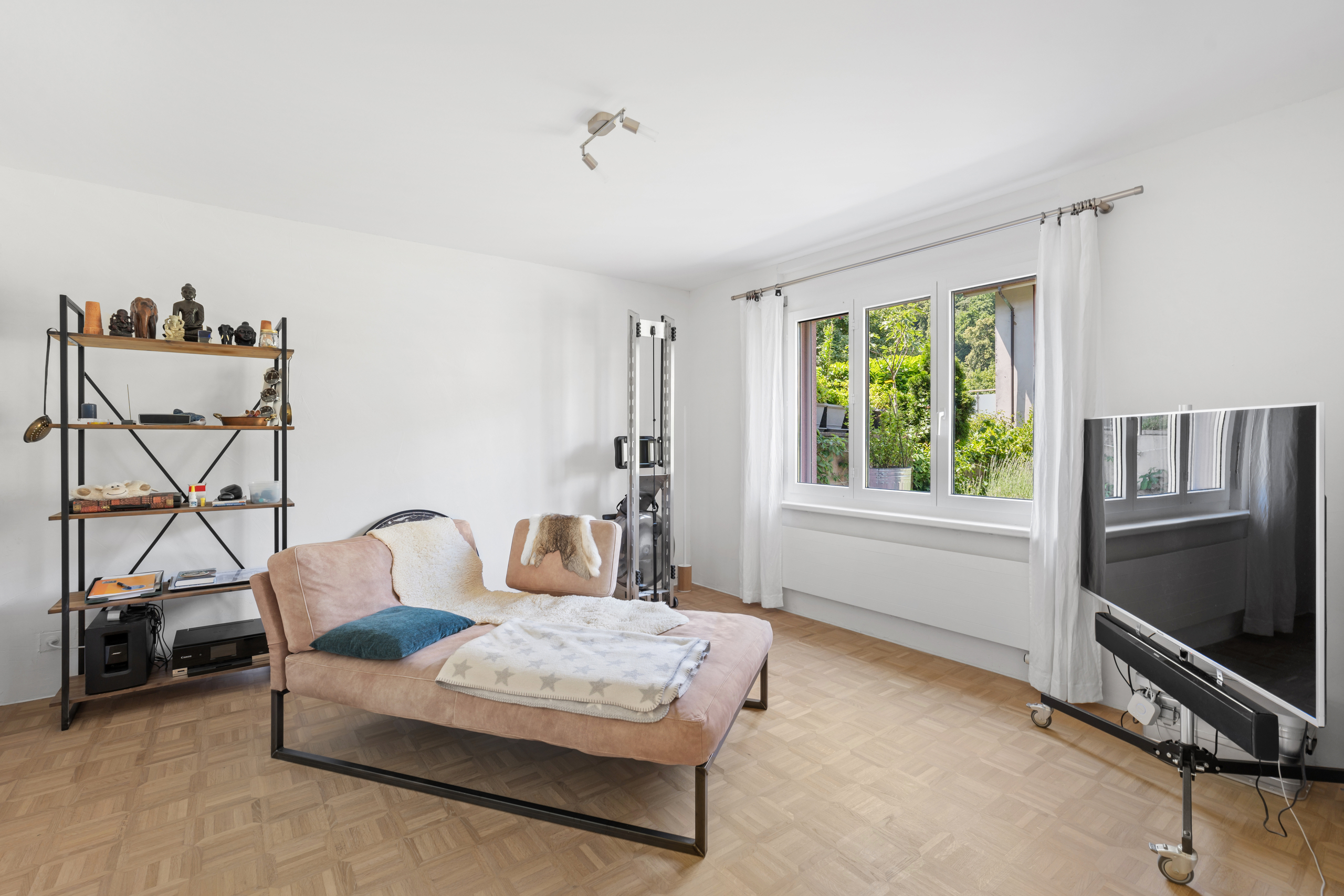 Helles Schlafzimmer mit großen Fenstern