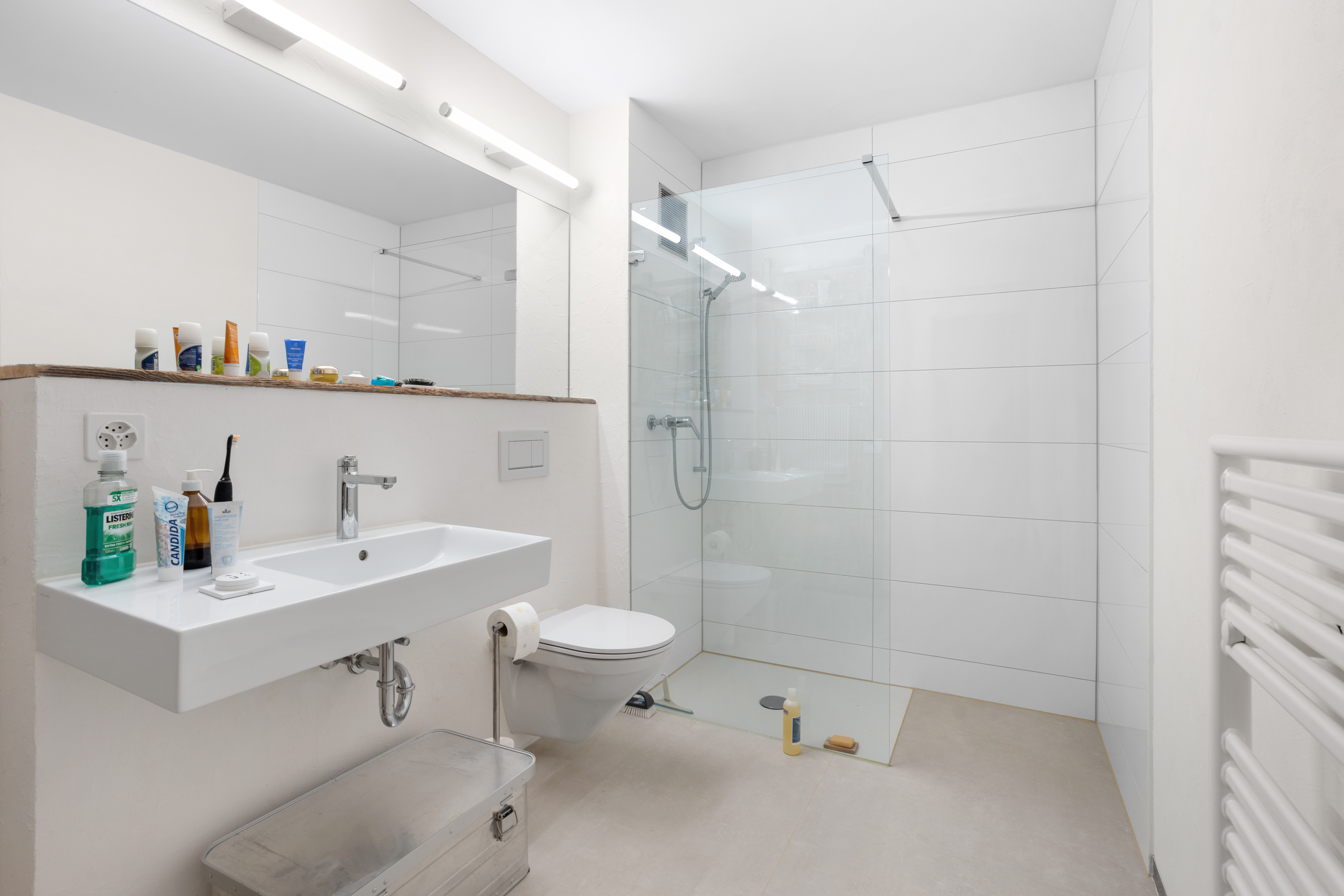 Modernes Badezimmer mit Dusche und Wand-WC