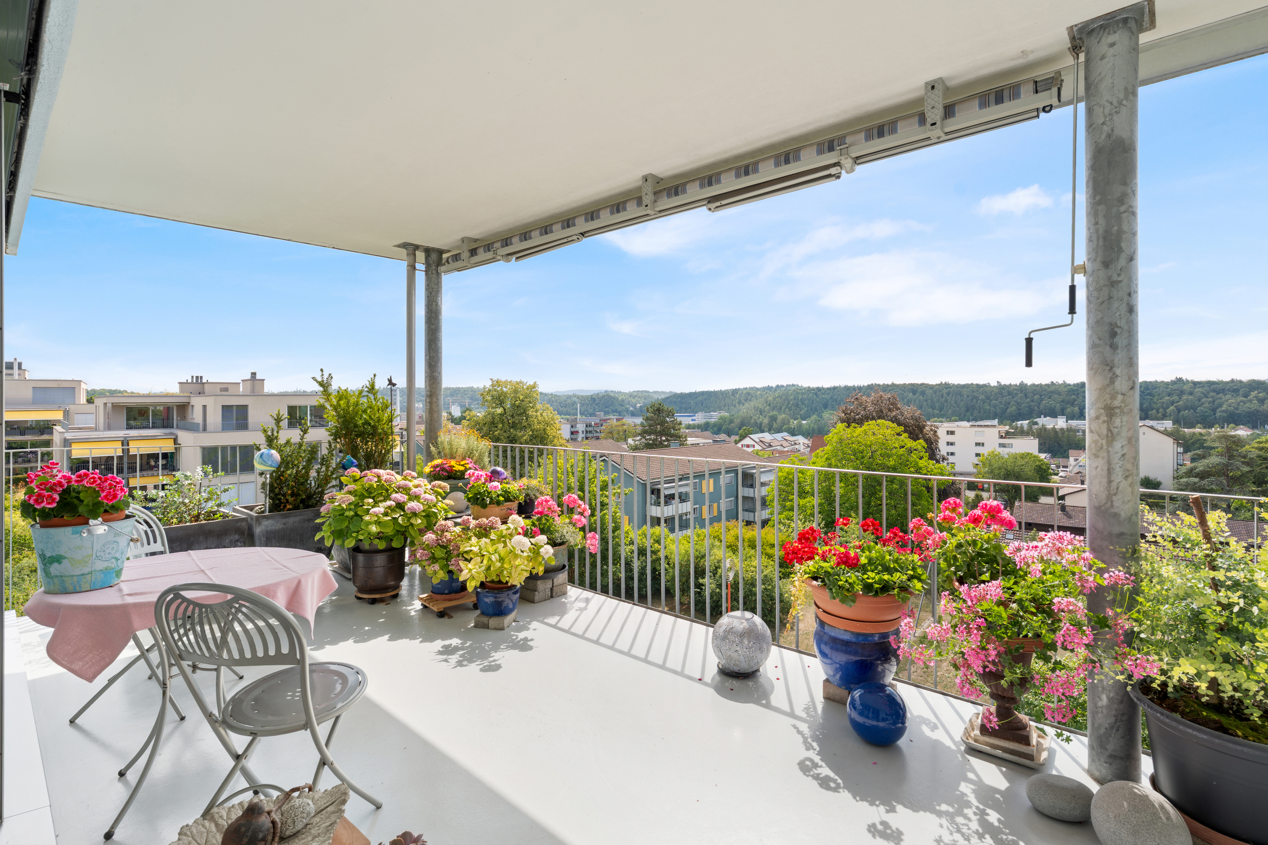 Helle Wohnung mit grossem Balkon & herrlicher Aussicht – Schaffhausen