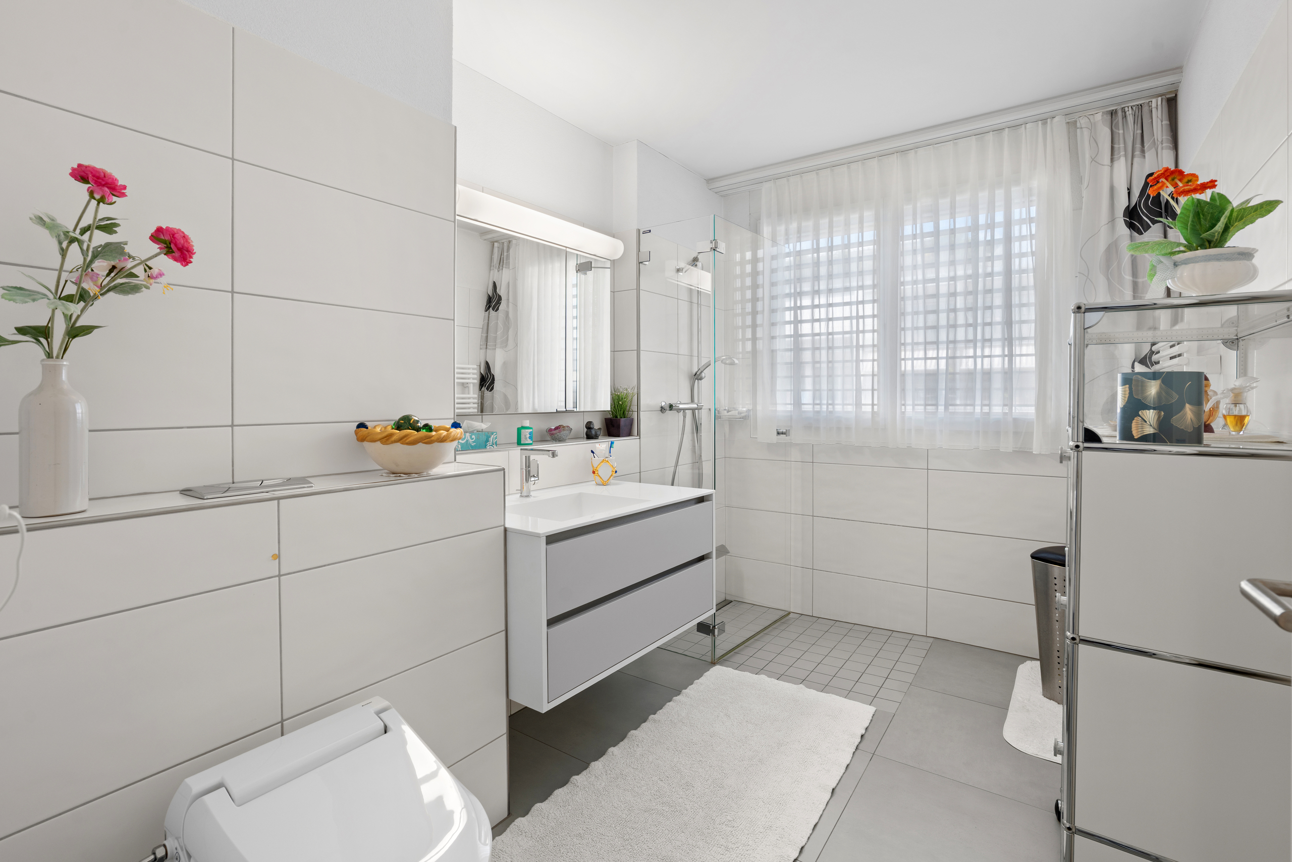 Helles, modernes Badezimmer mit Dusche und Fenster