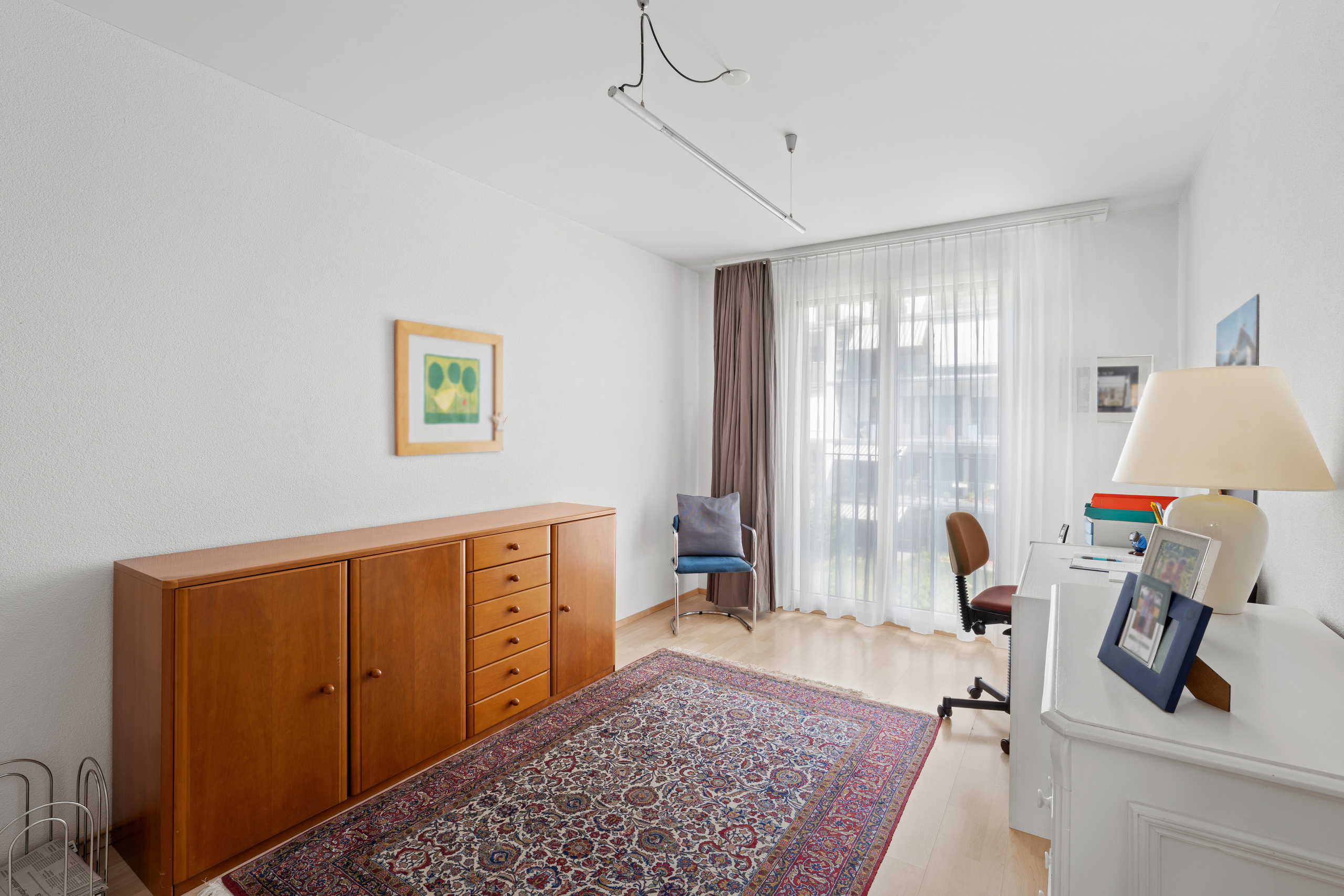 Helles Arbeitszimmer mit Holzmöbeln