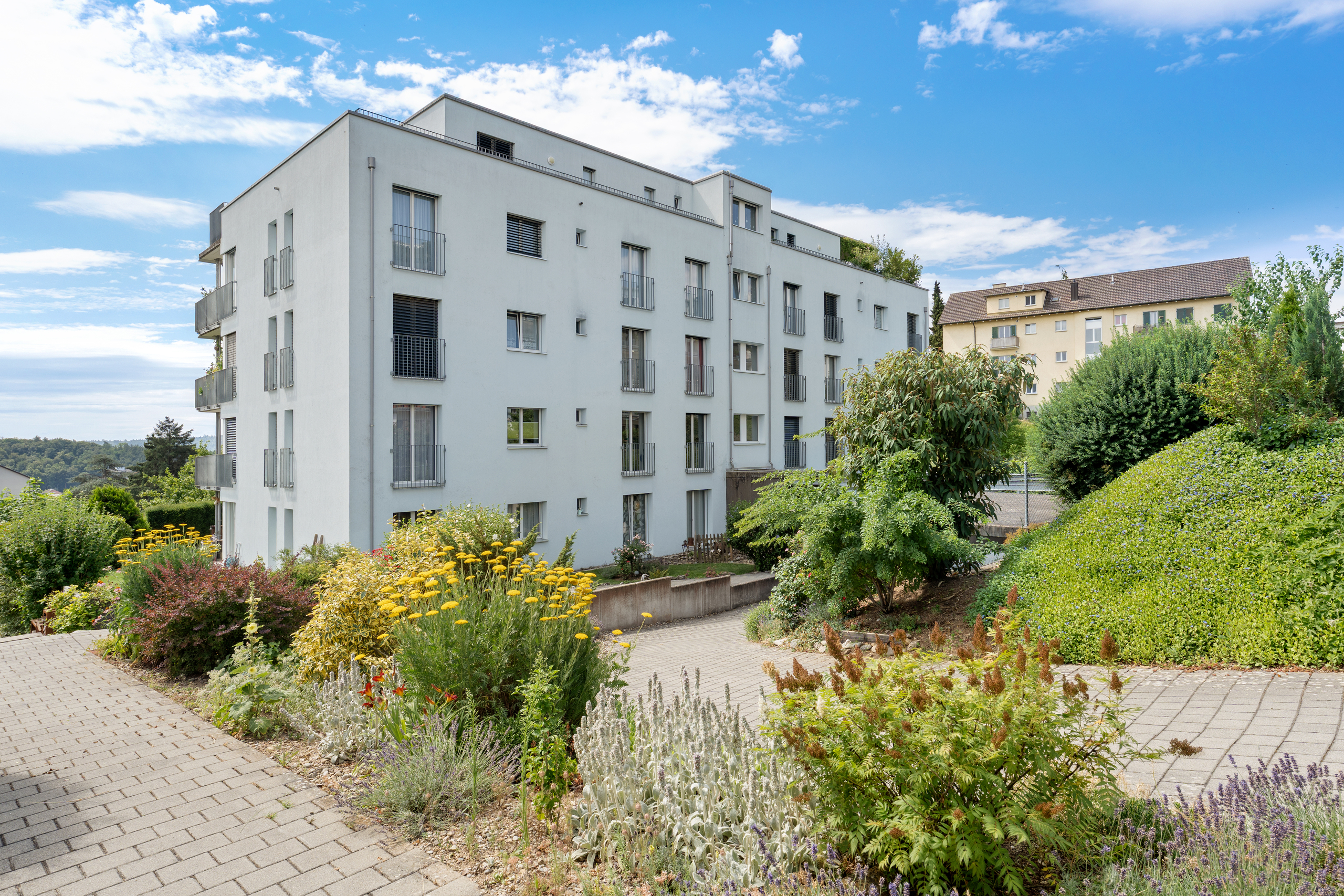 Mehrfamilienhaus mit Gartenanlage