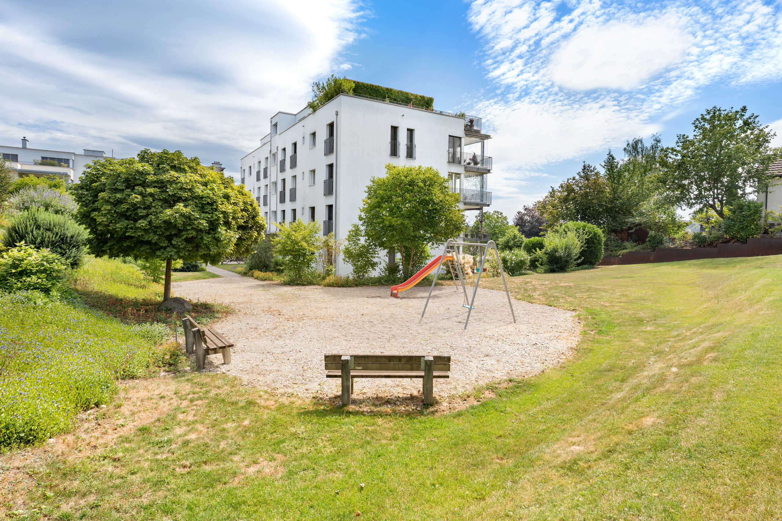 Wohnanlage mit Spielplatz und Grünfläche