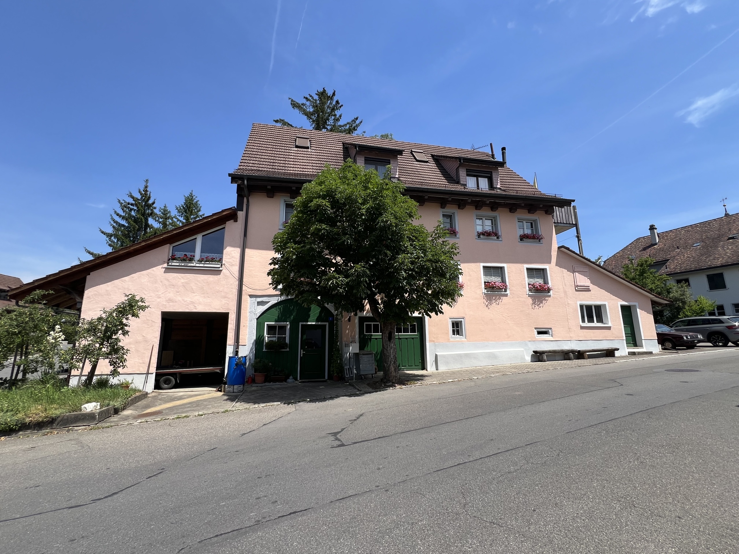 Straßenansicht eines traditionellen Wohnhauses