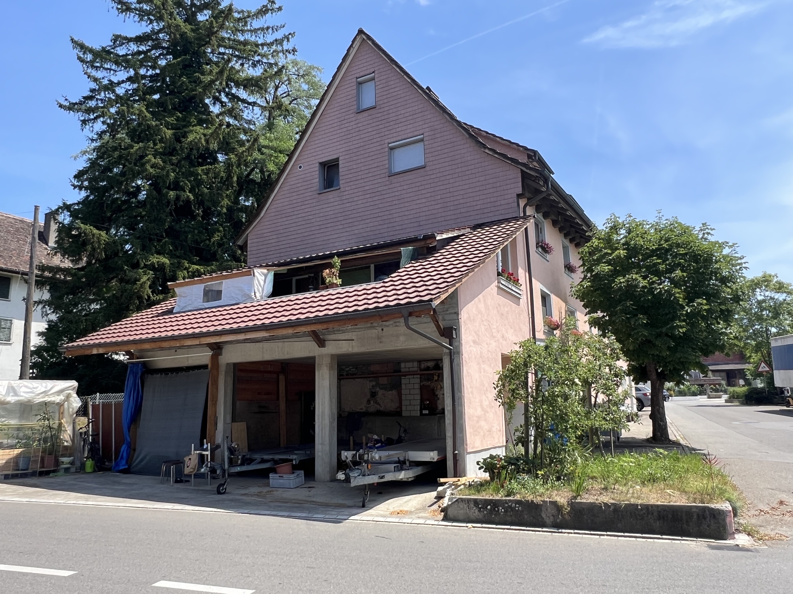 Wohnhaus mit steilem Satteldach und Anbau