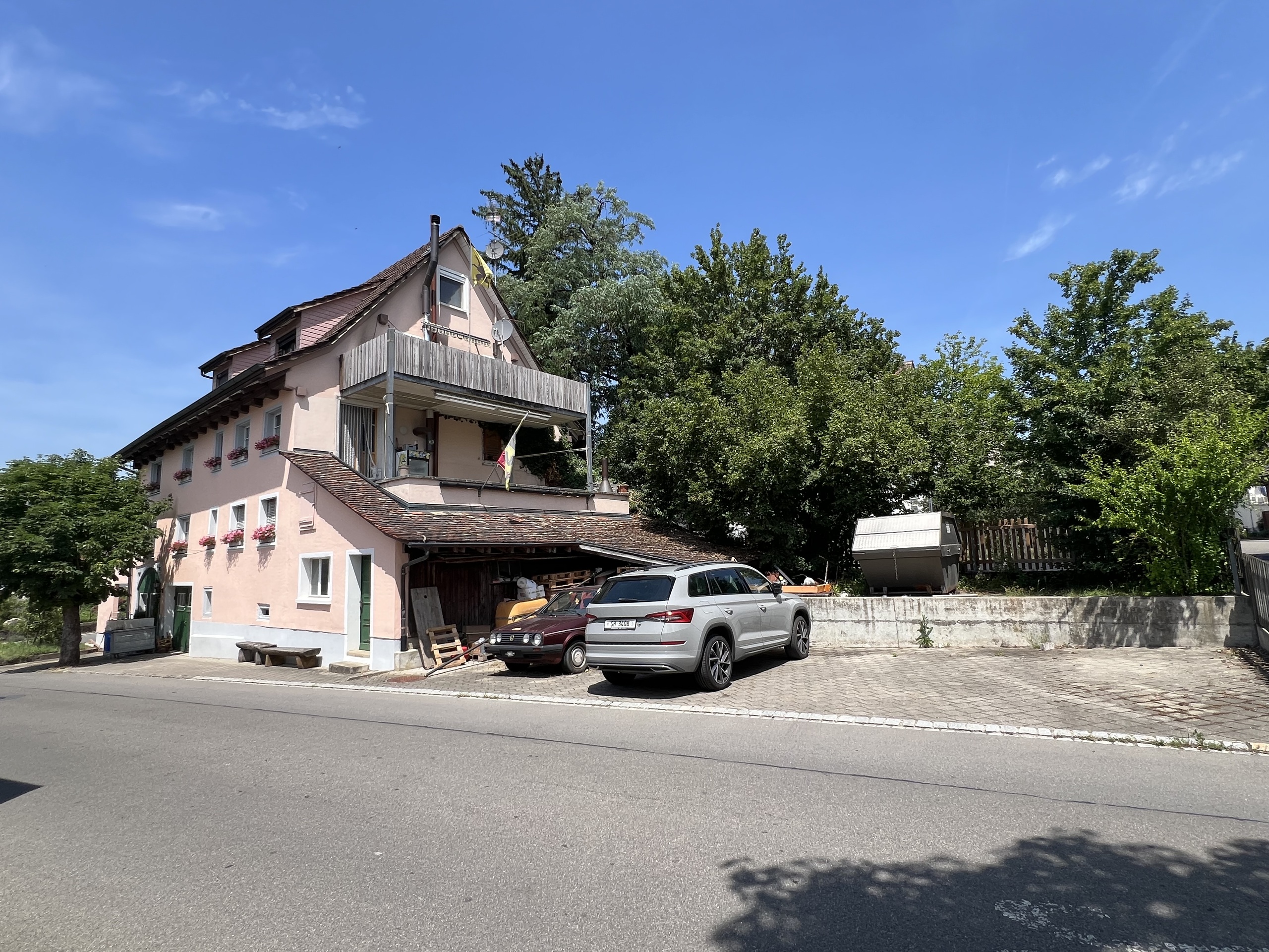Außenansicht eines Wohnhauses mit Balkon und Carport