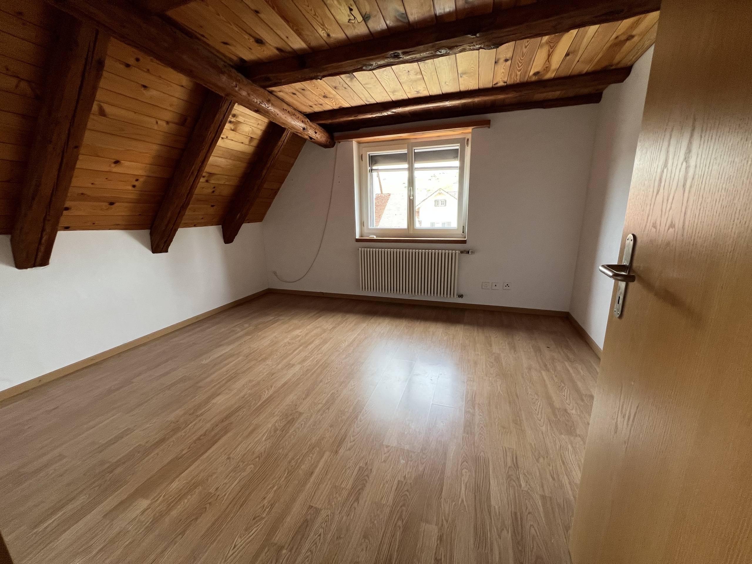 Leerer Dachraum mit sichtbaren Holzbalken