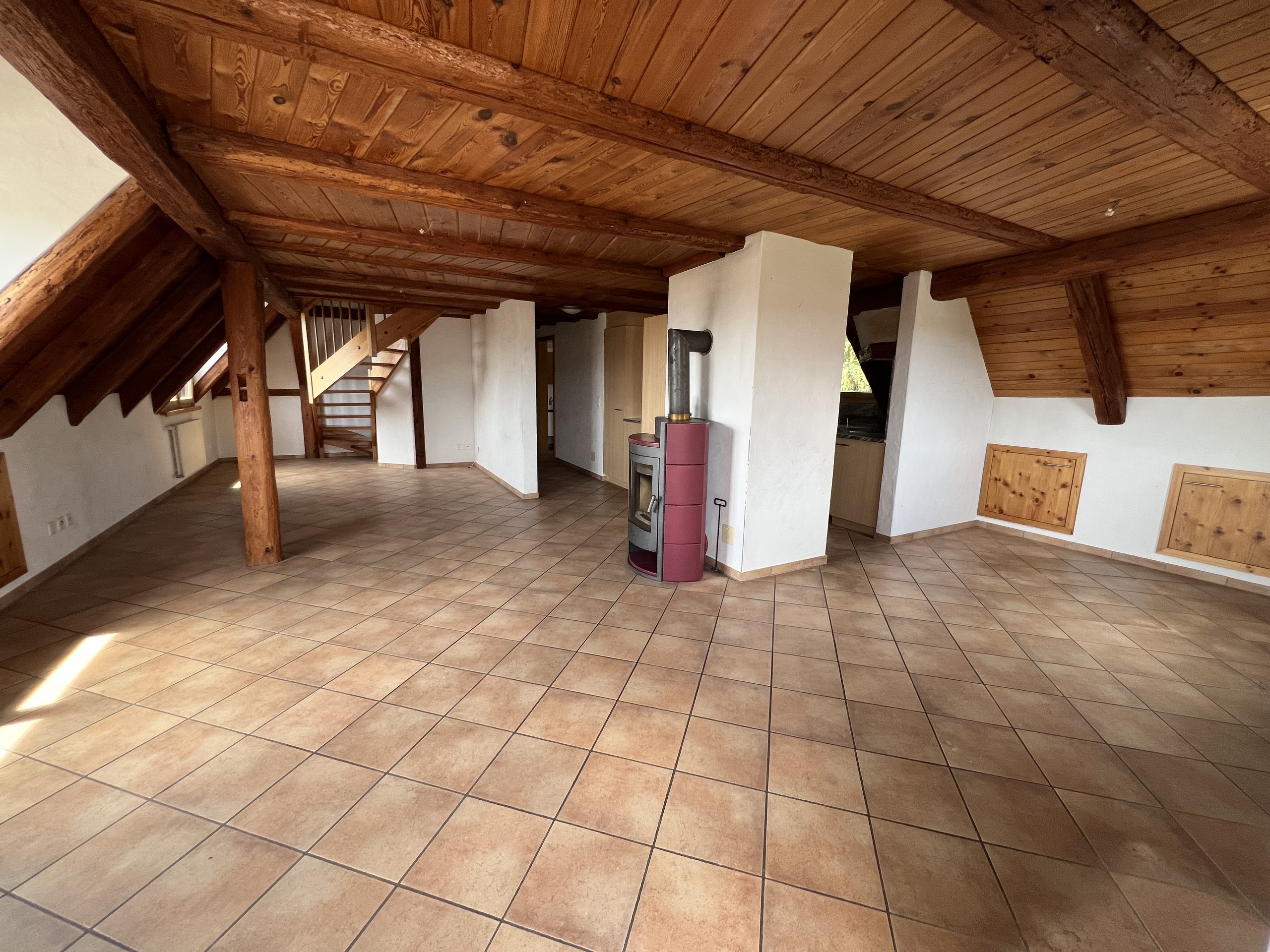 Großer Dachraum mit Holzdecke