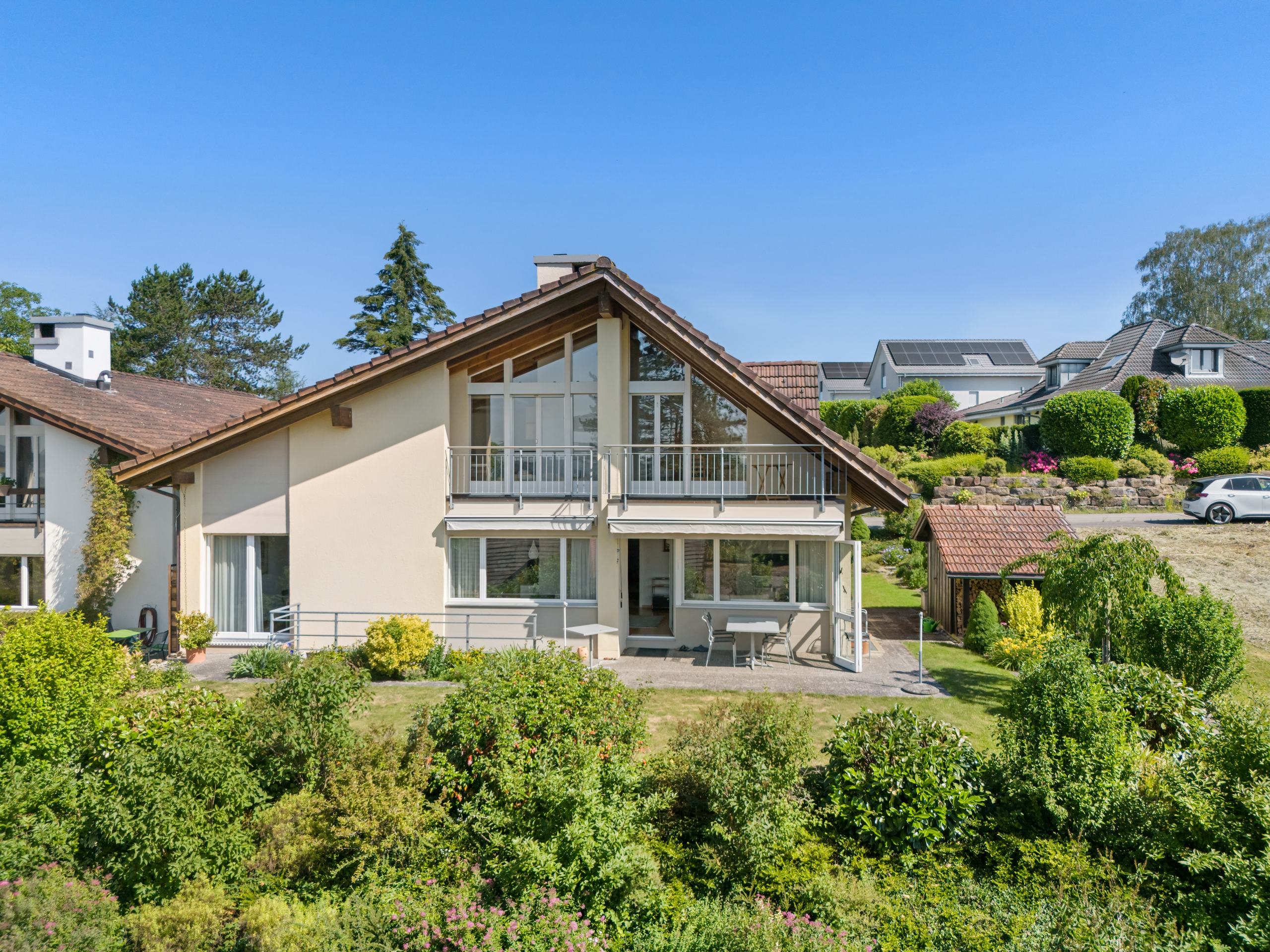 Freistehendes Haus mit Satteldach und Balkon