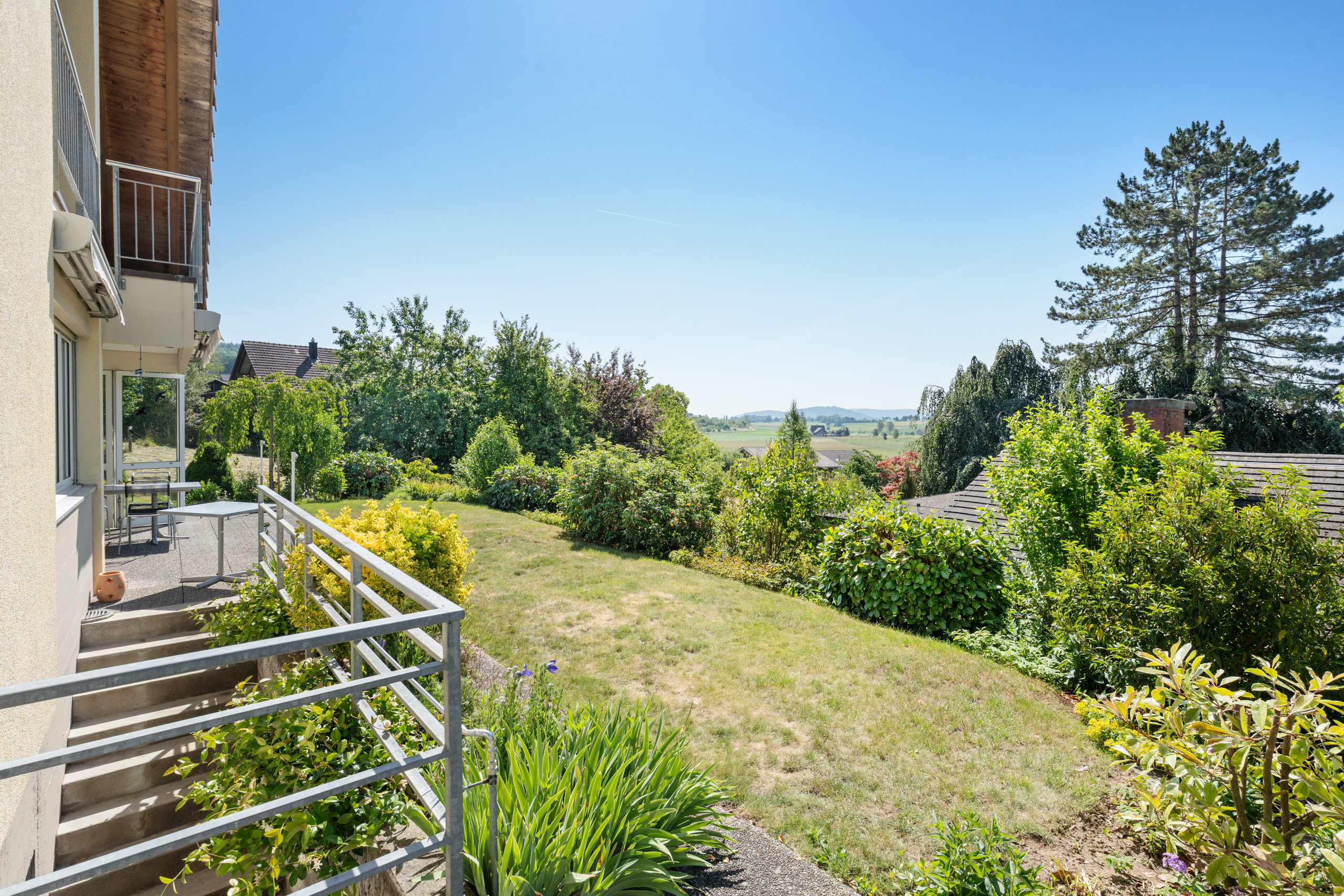 Gartenblick von einer Terrasse am Haus