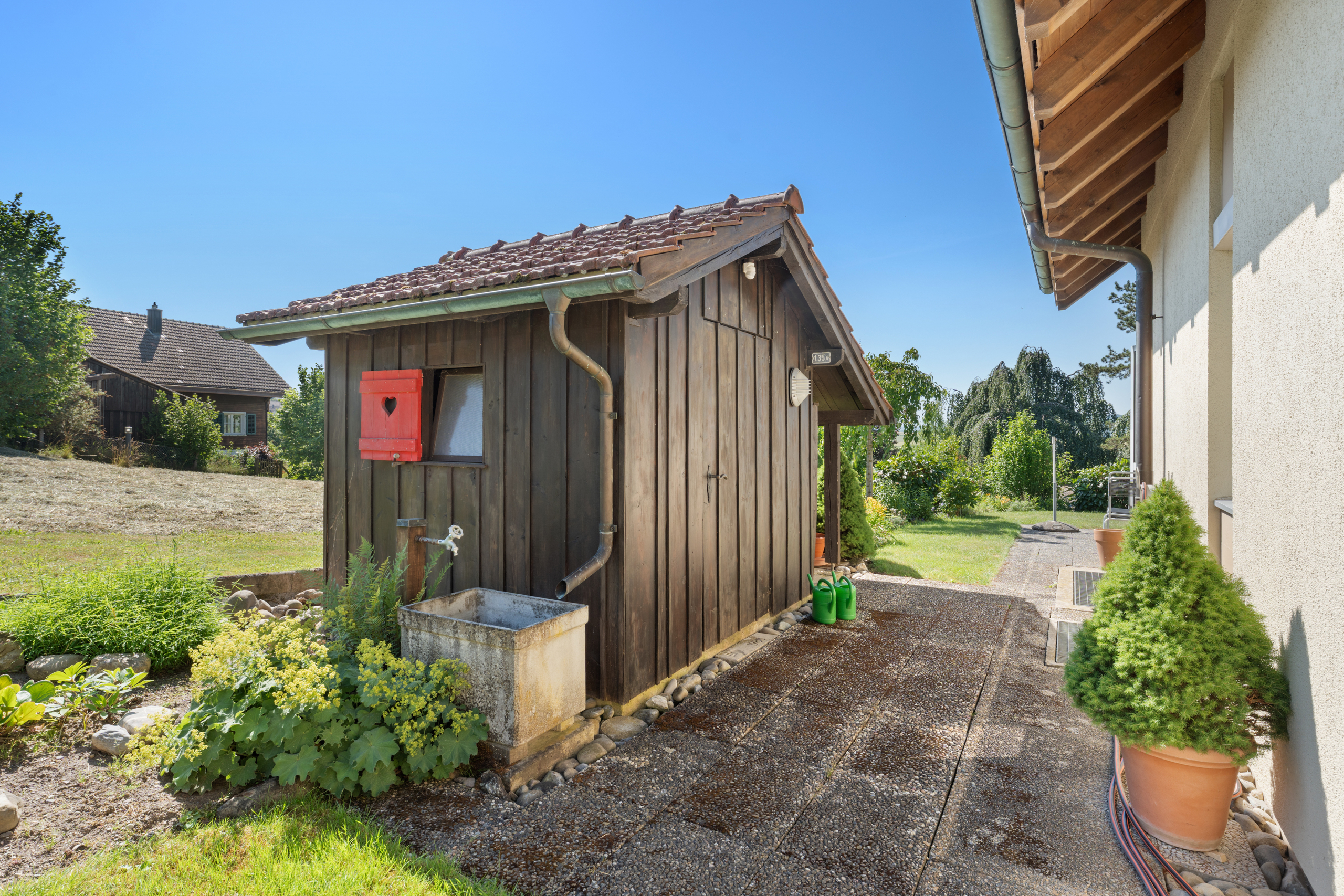 Außenbereich mit kleinem Holzschuppen