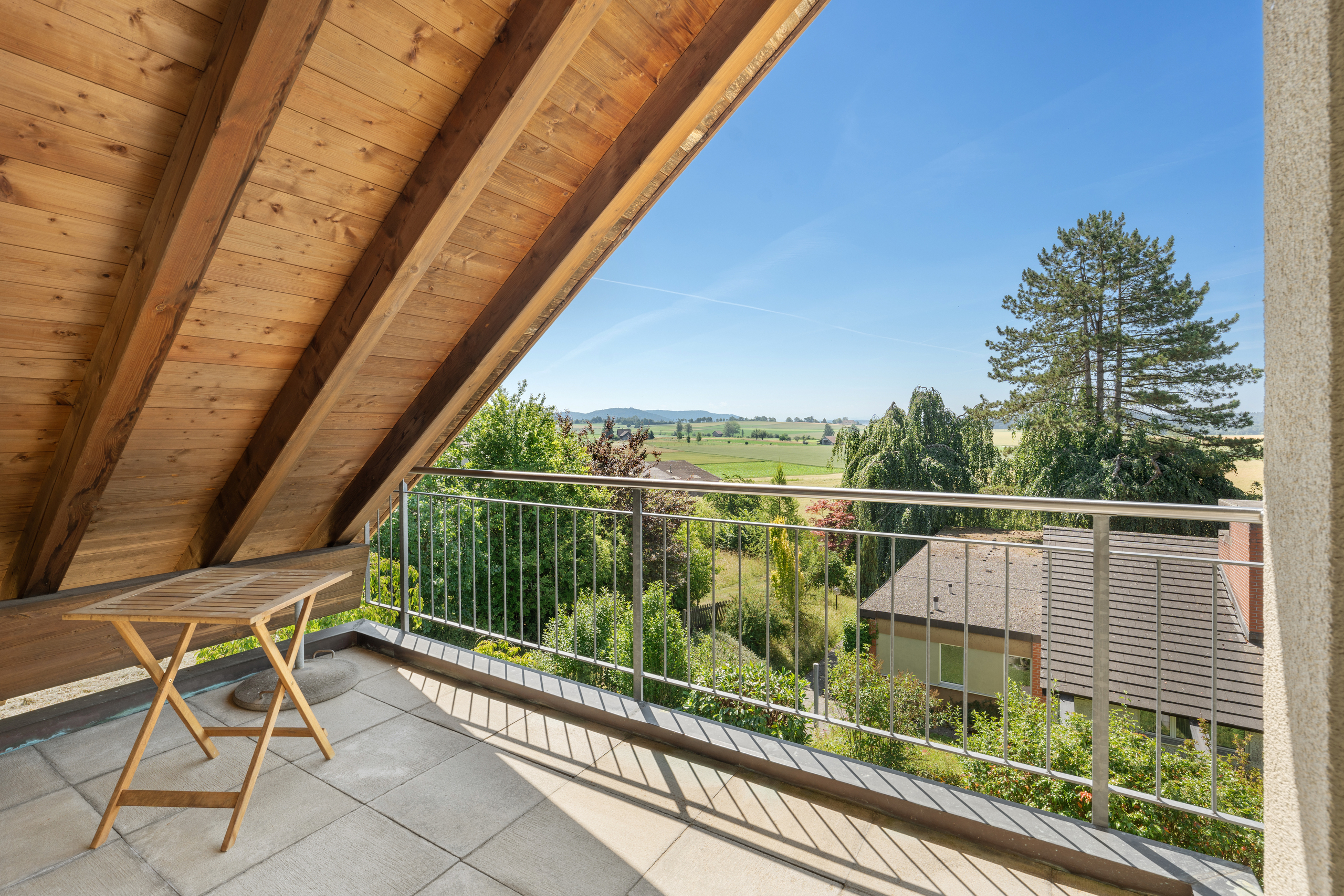 Überdachter Balkon mit Berg- und Landschaftsblick
