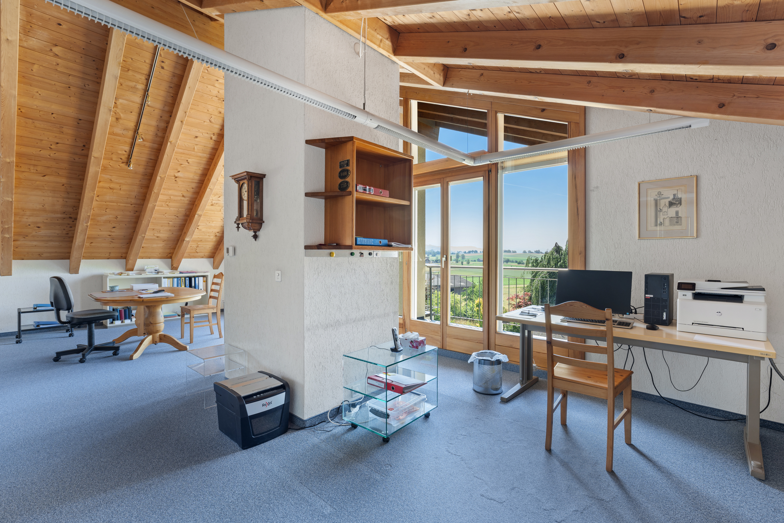 Dachgeschoss-Arbeitszimmer mit Blick ins Grüne