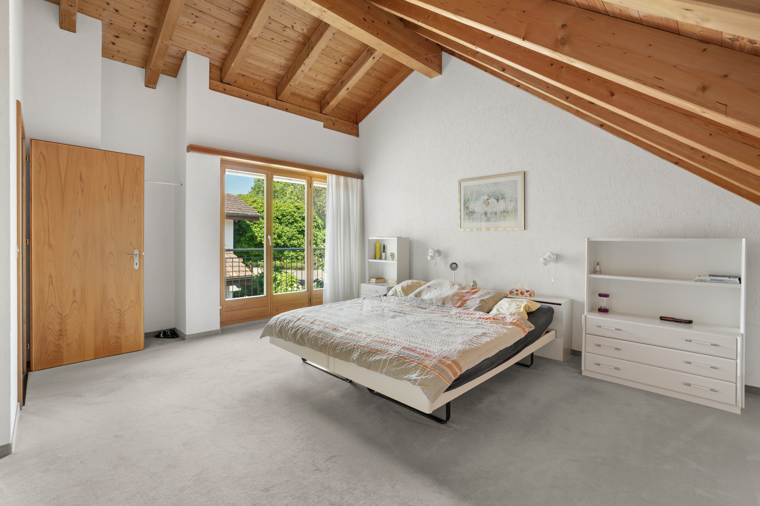 Helles Schlafzimmer mit sichtbaren Holzbalken