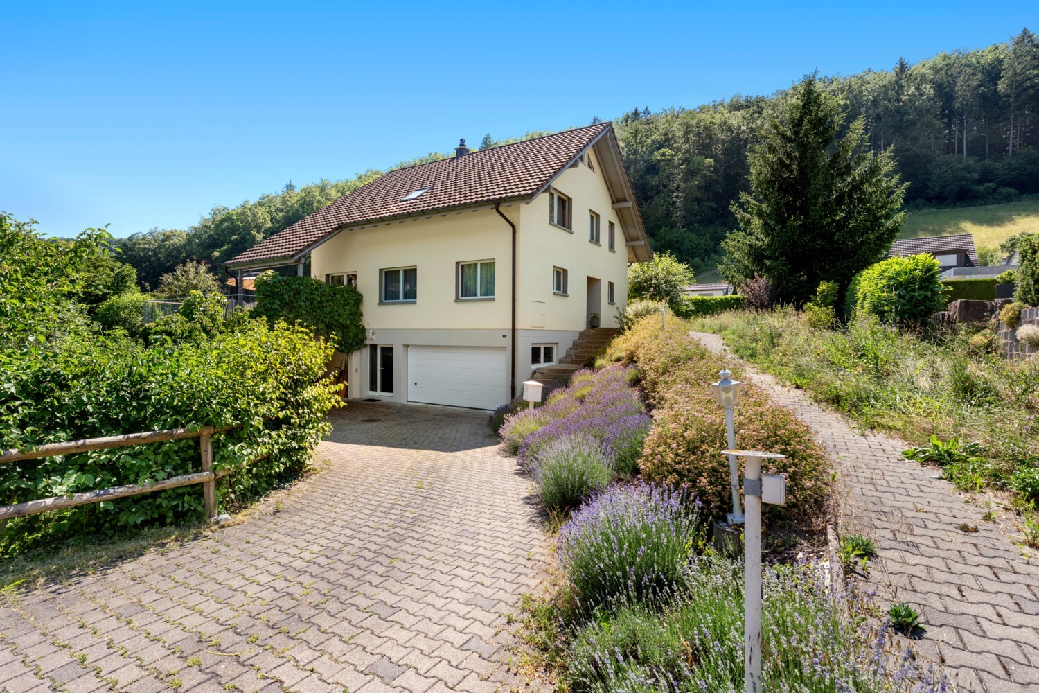 Einfamilienhaus mit Auffahrt und Gartenhang