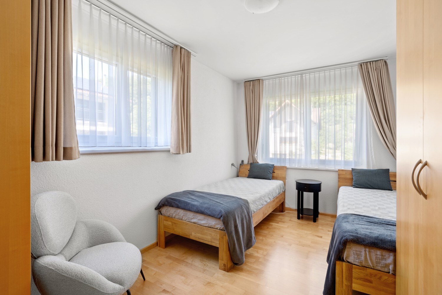 Helles Zweibettzimmer mit Tageslicht