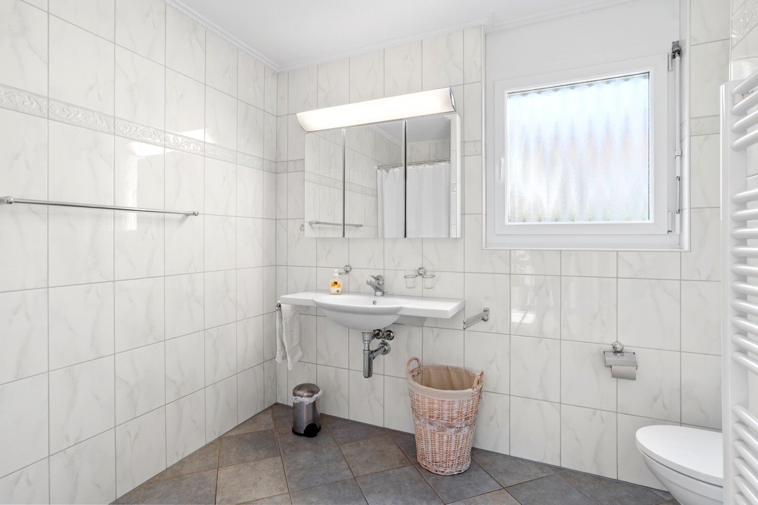 Helles Badezimmer mit wandhängendem Waschtisch