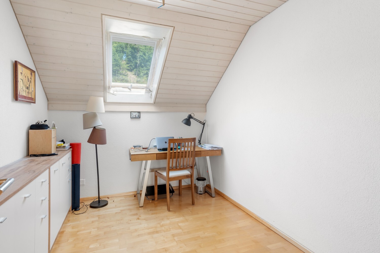 Helles Dachgeschoss-Arbeitszimmer mit Dachfenster