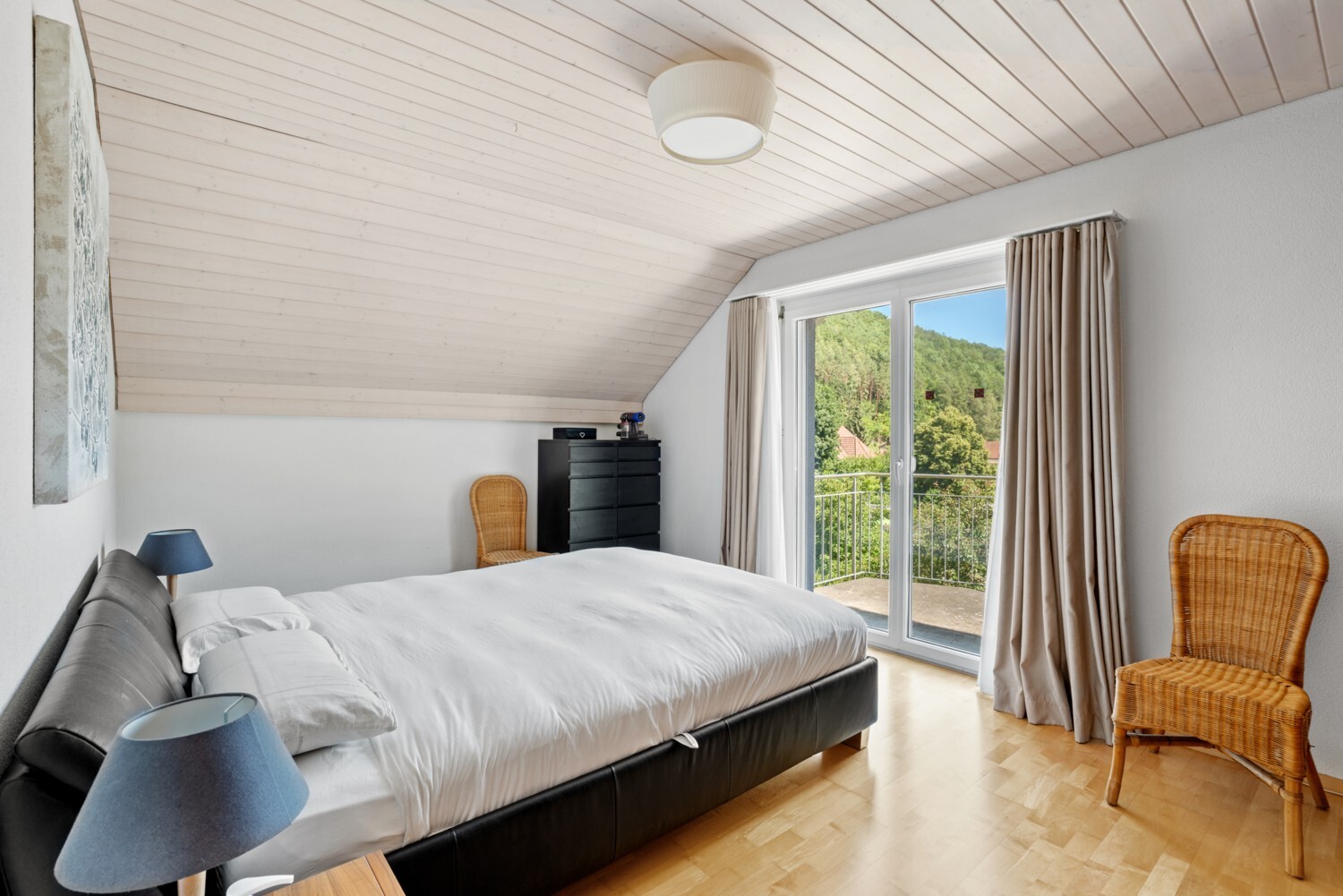 Helles Schlafzimmer mit Balkonblick