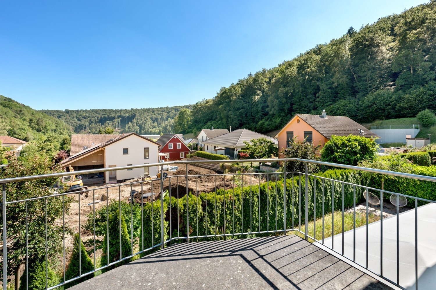 Balkon mit Berg- und Dorfblick