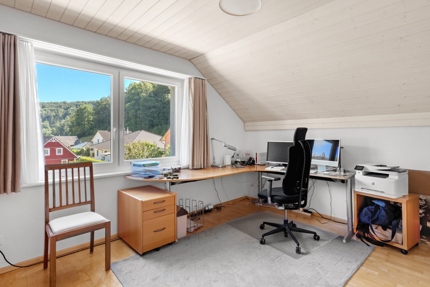Helles Dachzimmer als Homeoffice