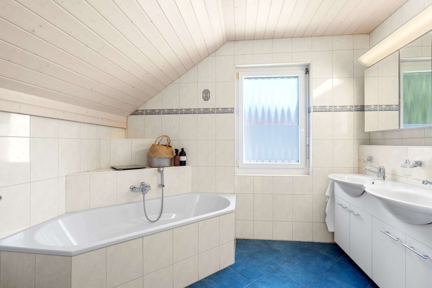 Helles Badezimmer mit Badewanne und Doppelwaschtisch