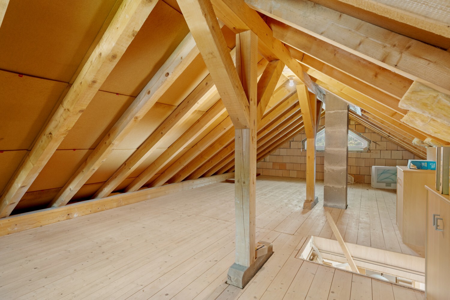 Unausgebauter Dachboden mit Holzbalken