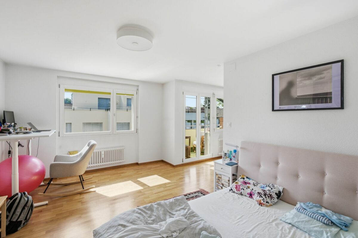 Helles Schlafzimmer mit Balkonzugang