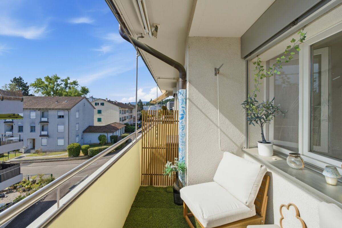 Balkon mit Sitzplatz und Stadtblick