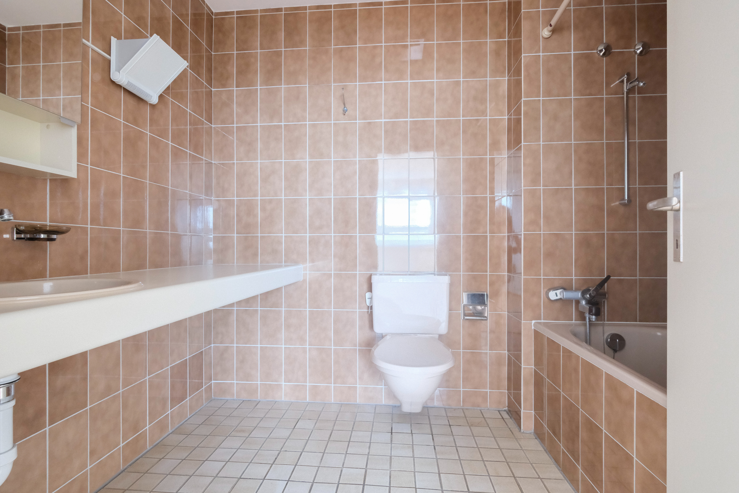 Gäste-WC mit Badewanne und WC