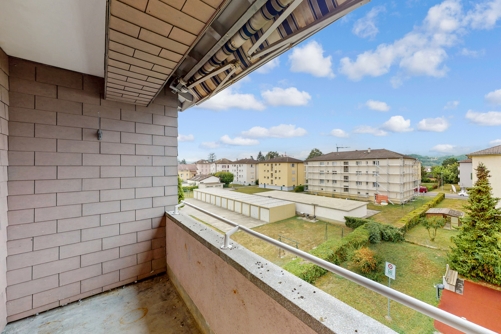 Balkon mit Ausblick auf Wohnanlage
