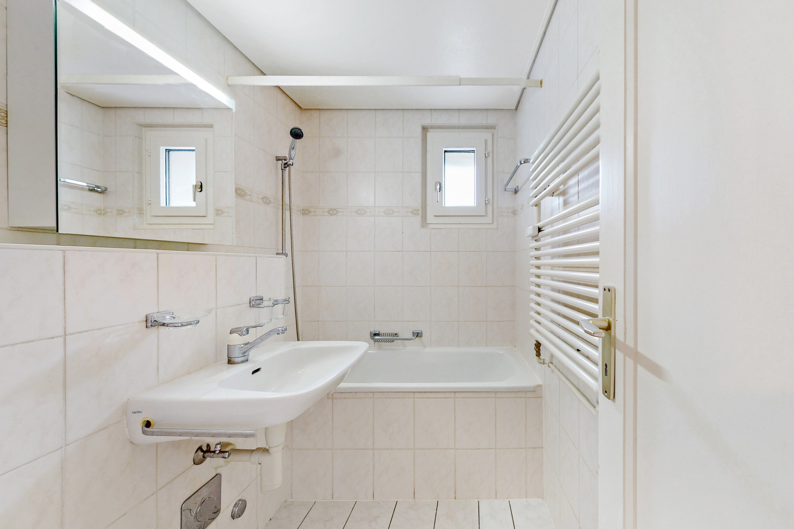 Kleines helles Badezimmer mit Wanne und Dusche