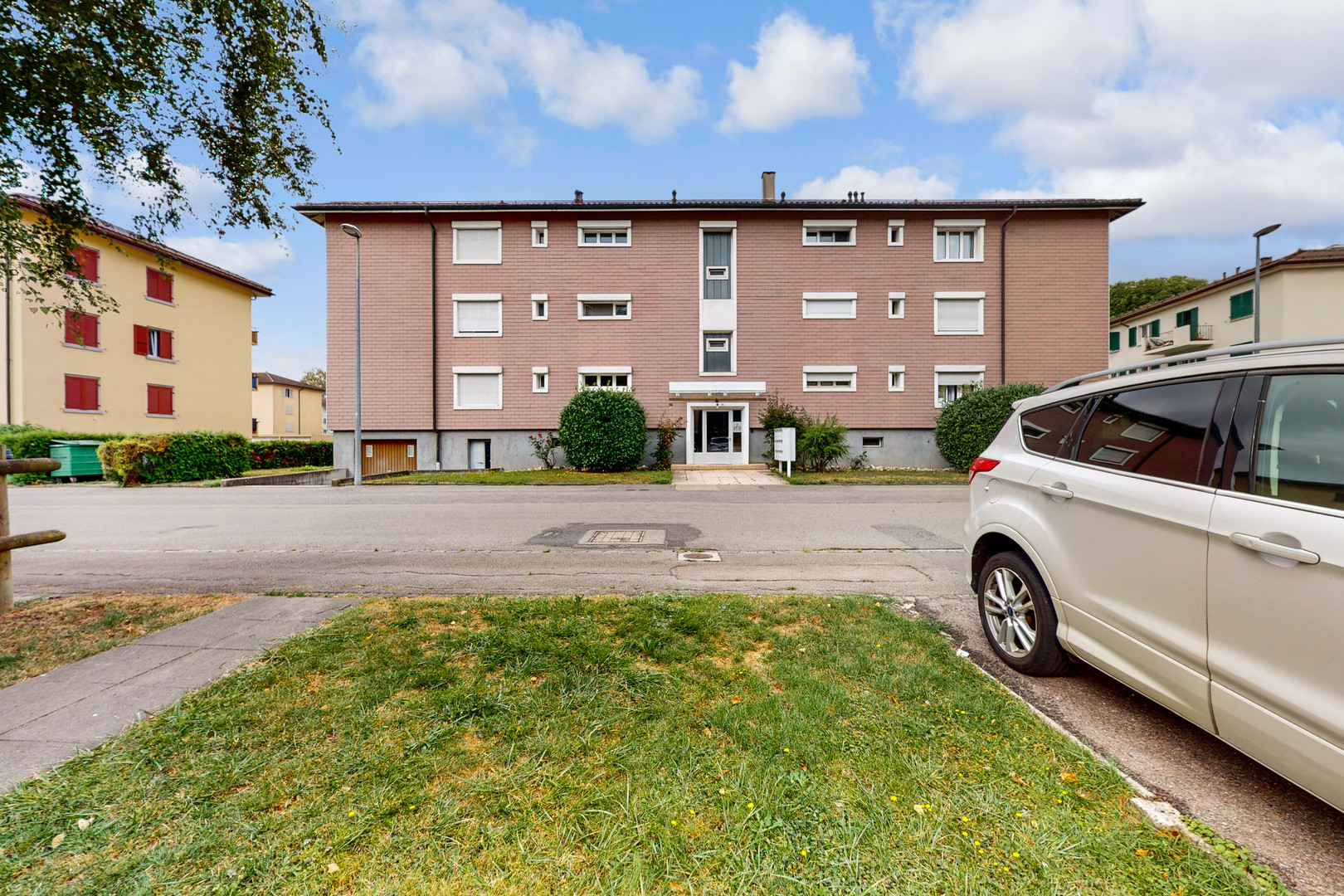 Mehrfamilienhaus mit Straßenansicht