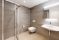 Modernes Badezimmer mit Wand-WC und Waschtisch