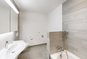 Modernes Badezimmer mit Badewanne und bodengleicher Dusche