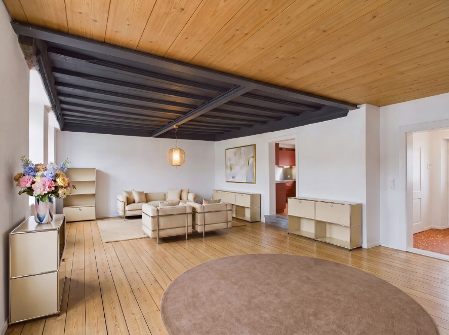 Wohnzimmer mit Holzbalkendecke
