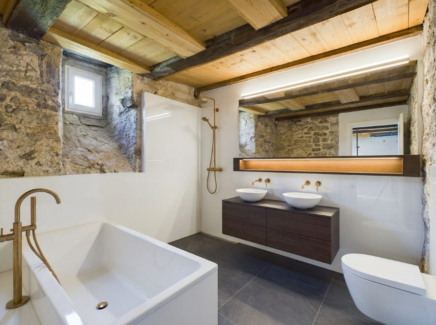 Rustikales Bad mit Naturstein und Holzdecke