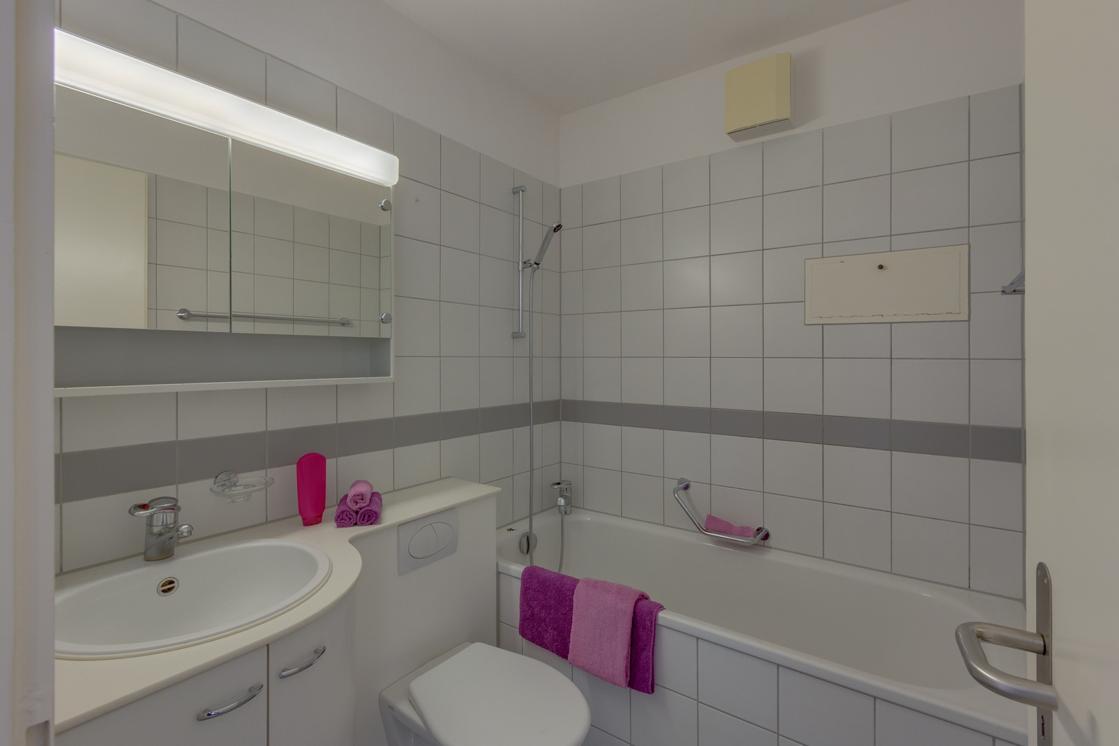 Kompaktes Badezimmer mit Badewanne und Waschplatz