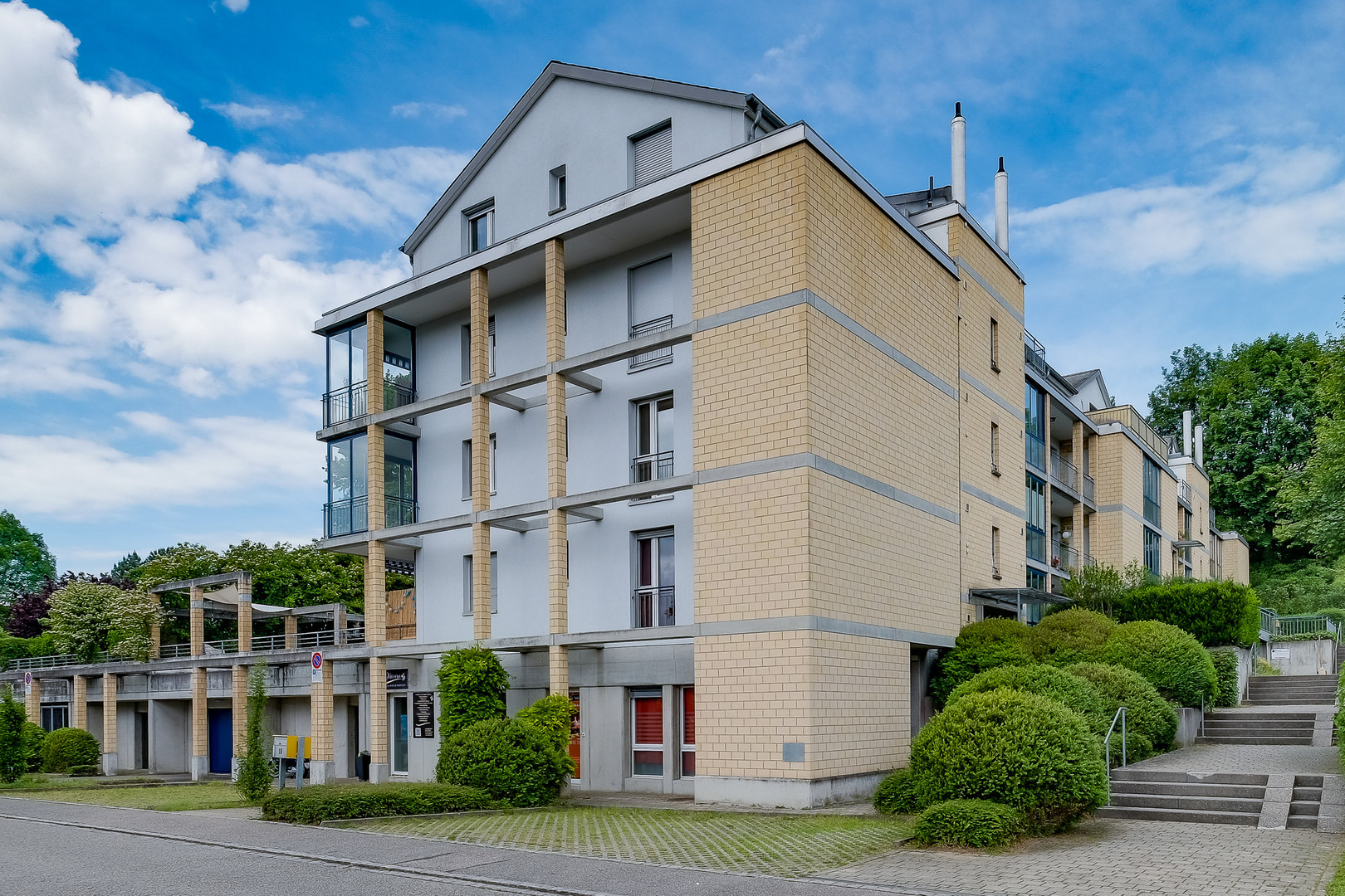 Mehrfamilienhaus mit moderner Fassade und Balkonen