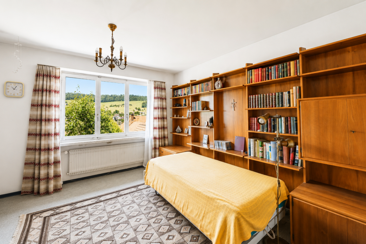 Schlafzimmer mit Holzschrankwand und Blick ins Grüne