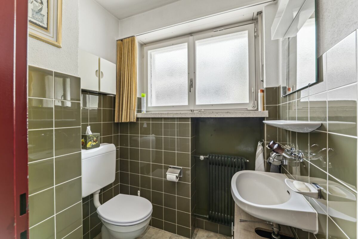 Kleines Badezimmer mit Fenster und WC