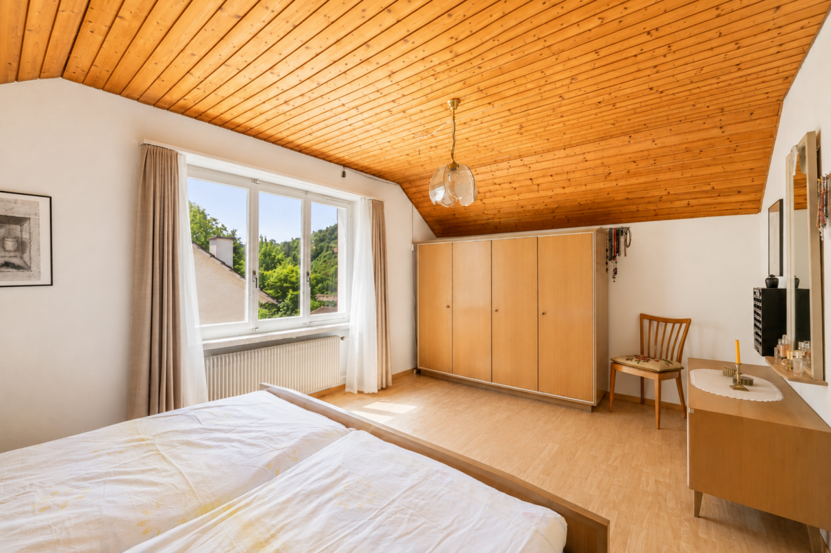 Helles Schlafzimmer mit Holzdecke
