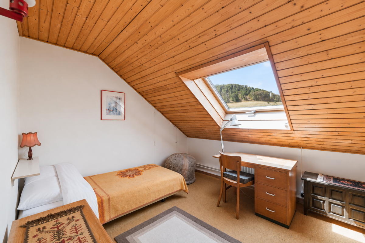 Dachgeschoss-Schlafzimmer mit Schreibtisch