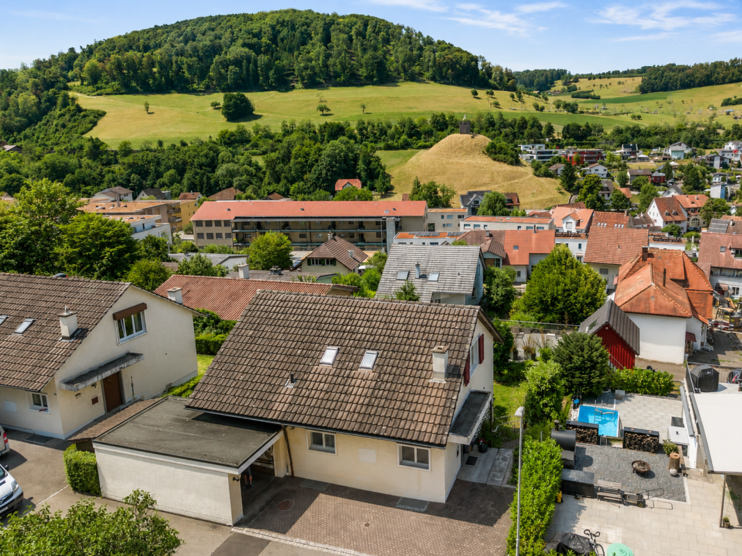 Wohngebiet mit Blick auf grüne Hügel