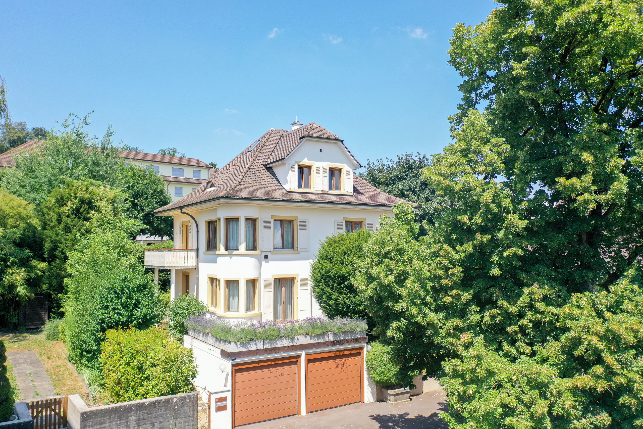 Freistehendes Haus mit Satteldach in grüner Umgebung