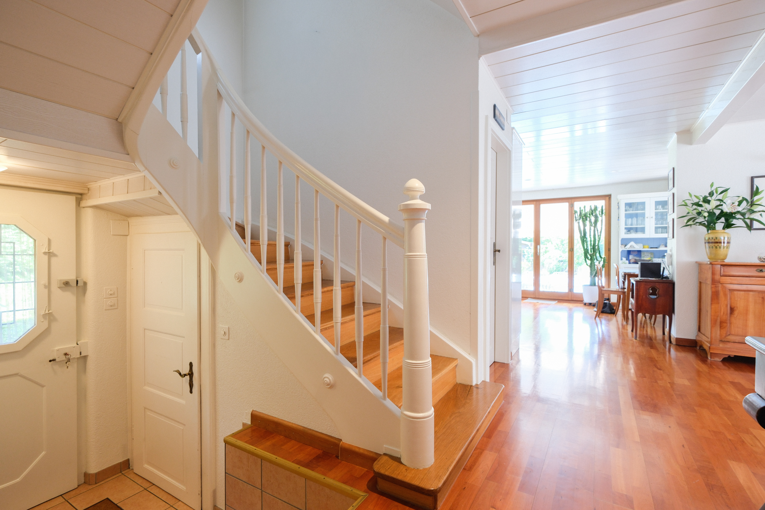 Heller Eingangsbereich mit Treppe