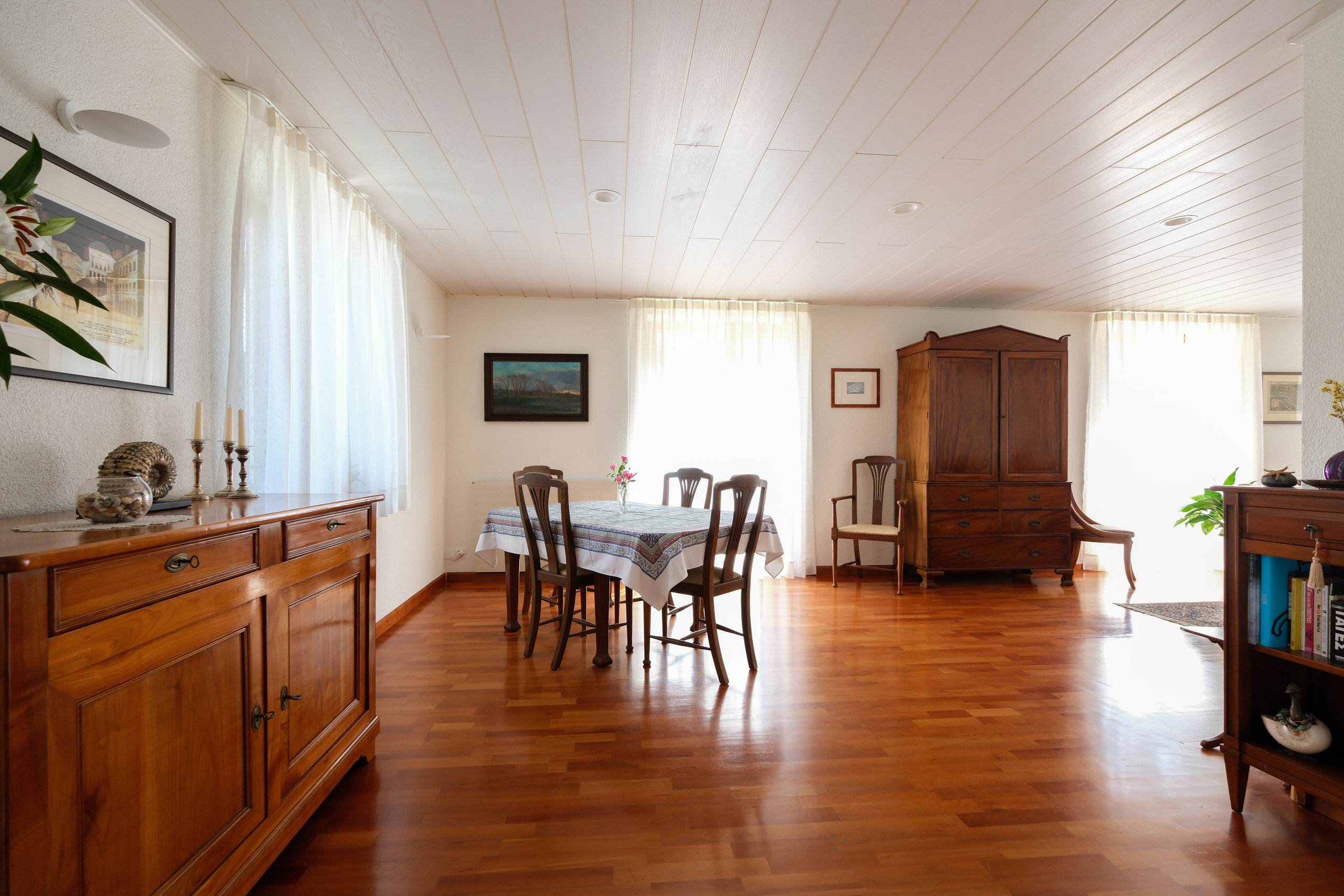 Heller Essbereich mit Holzmöbeln