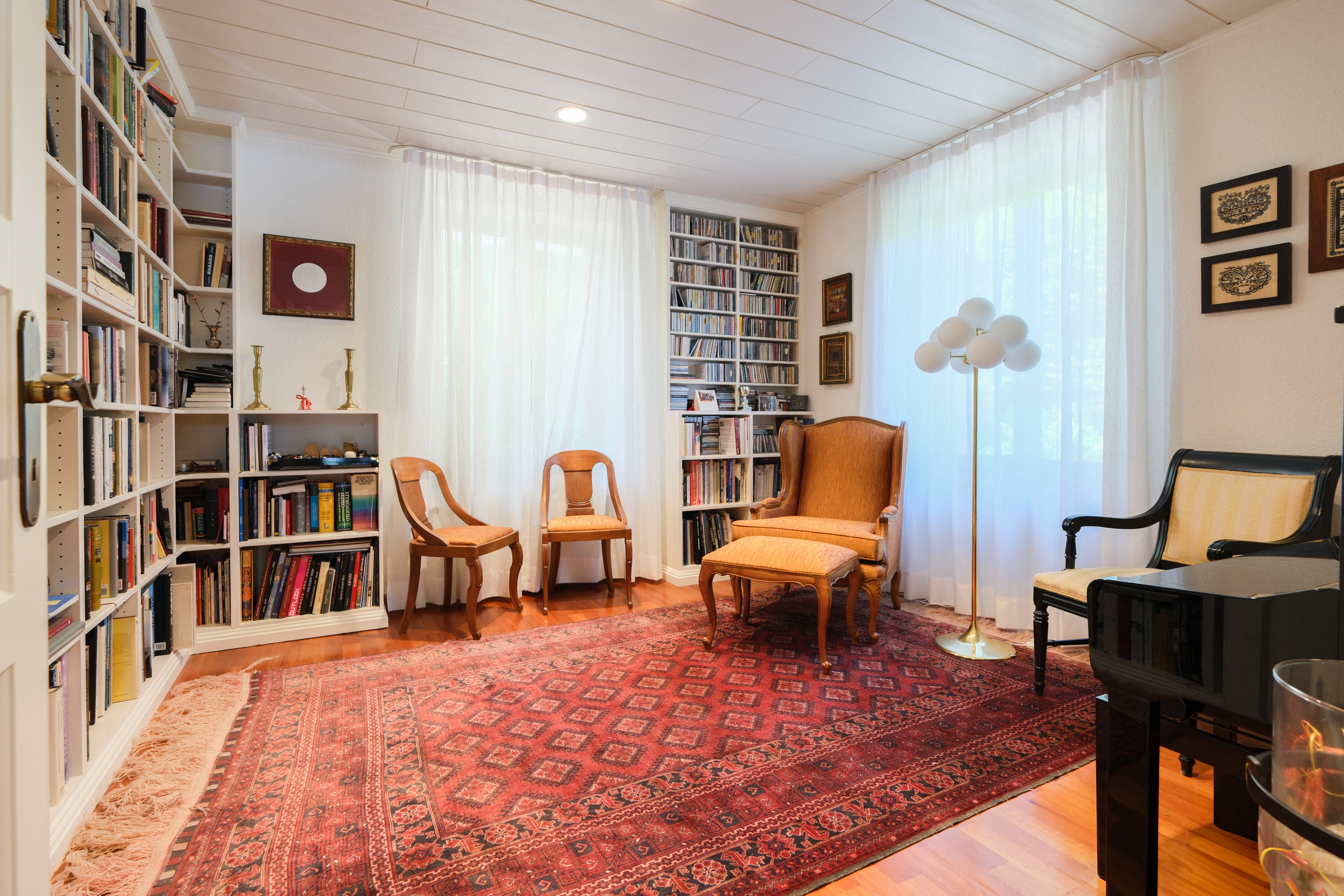 Gemütliches Arbeitszimmer mit Bücherregalen und Sesseln
