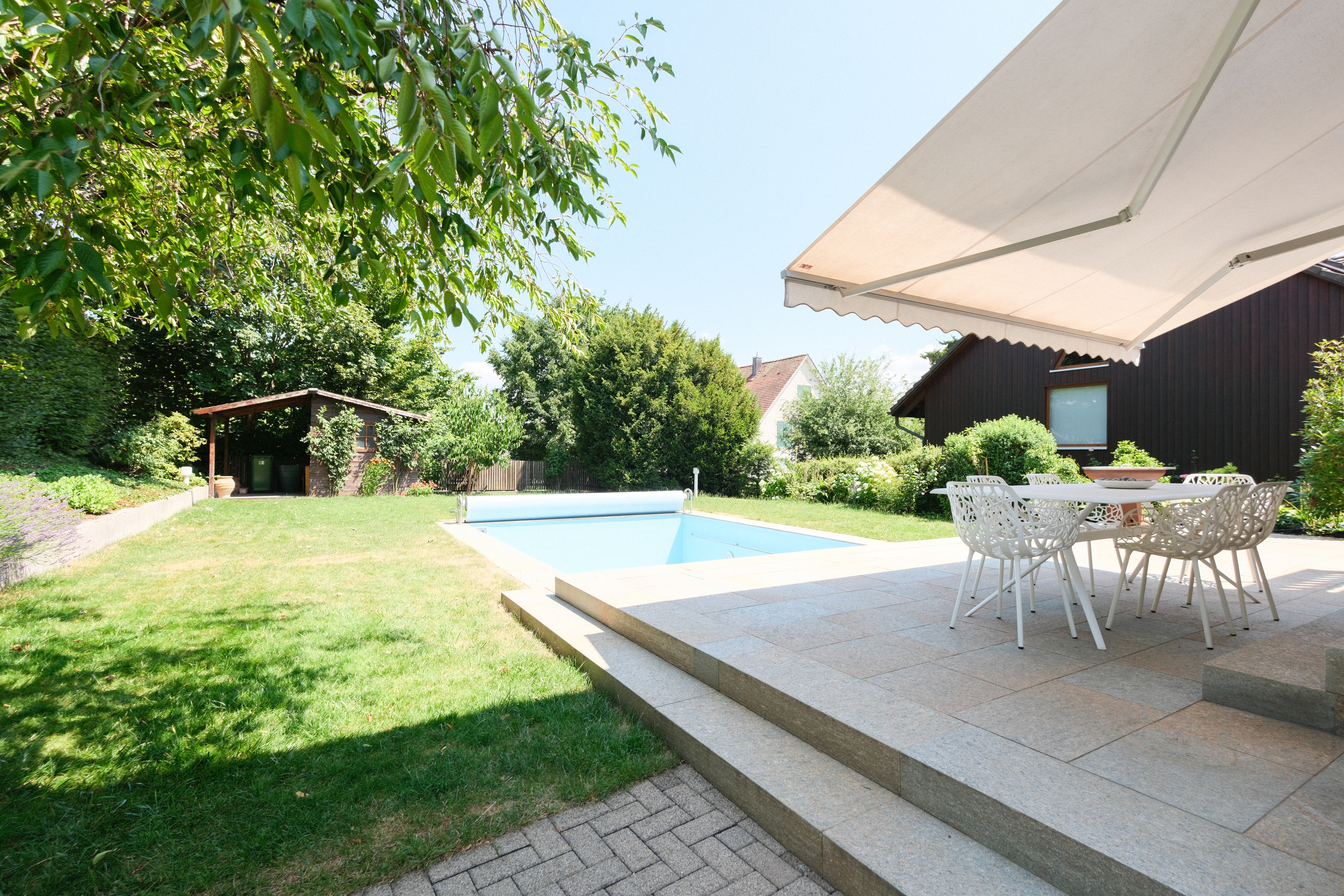 Garten mit Pool und Terrasse